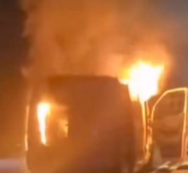  Tentando roubar carga de celulares, quadrilha incendeia van na Hermenegildo